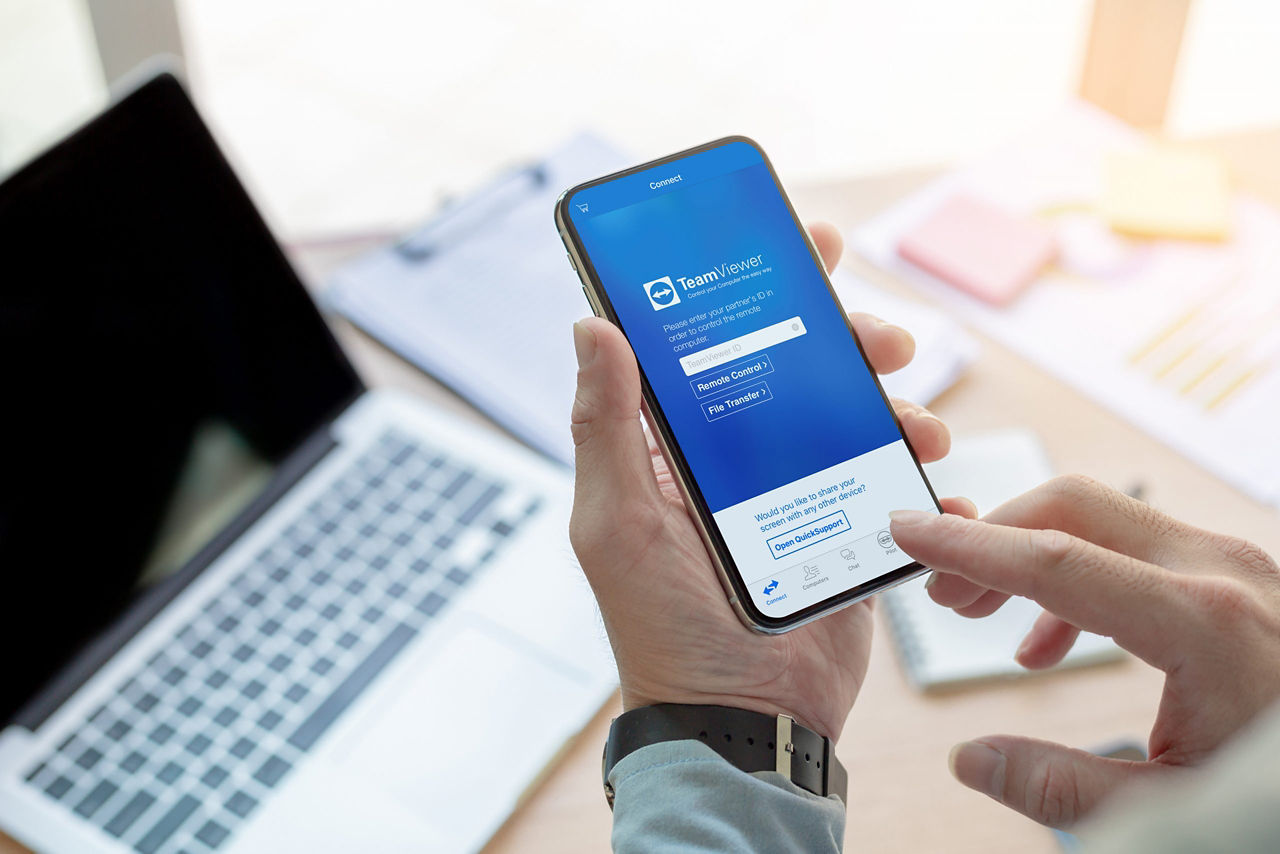 man using TeamViewer remote access from iphone