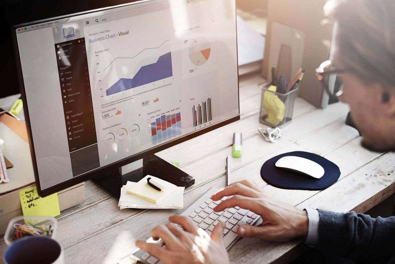 Mann, der an Business Charts arbeitet