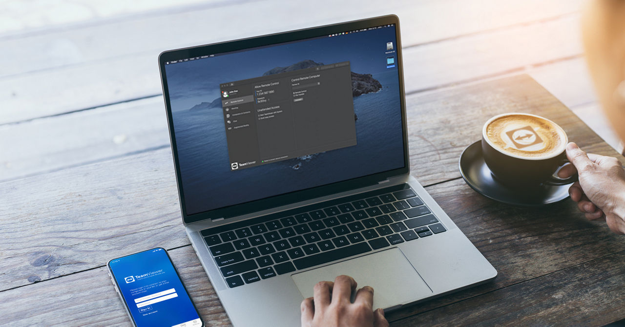 Laptop, Smartphone und Kaffeetasse mit TeamViewer Software und Logo