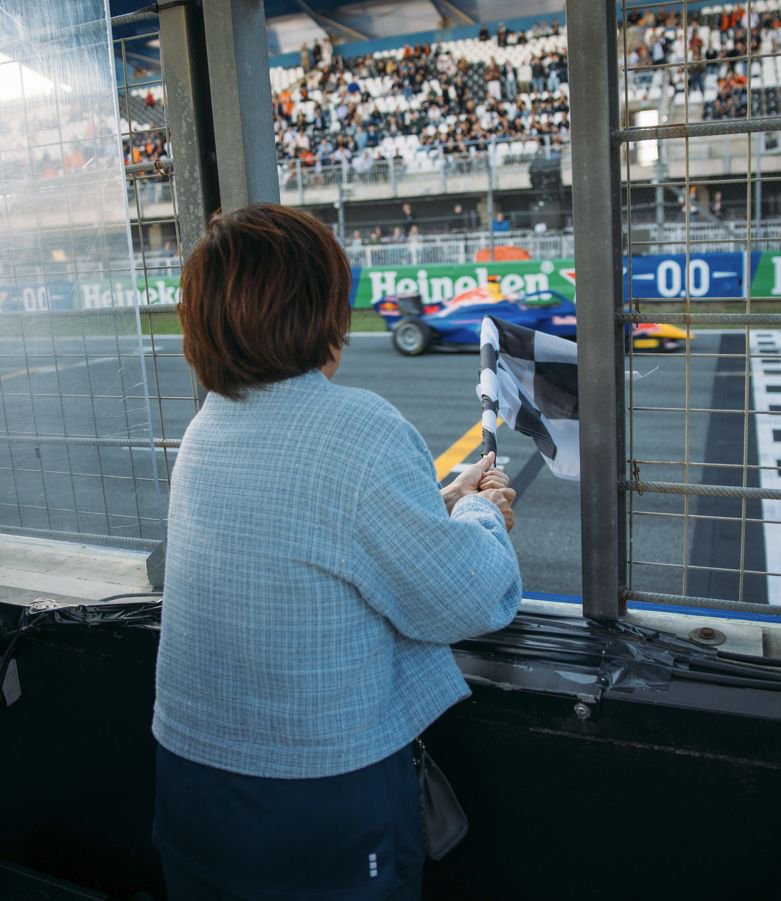 Zandvoort F1 Academy: Mei with checkered flag
