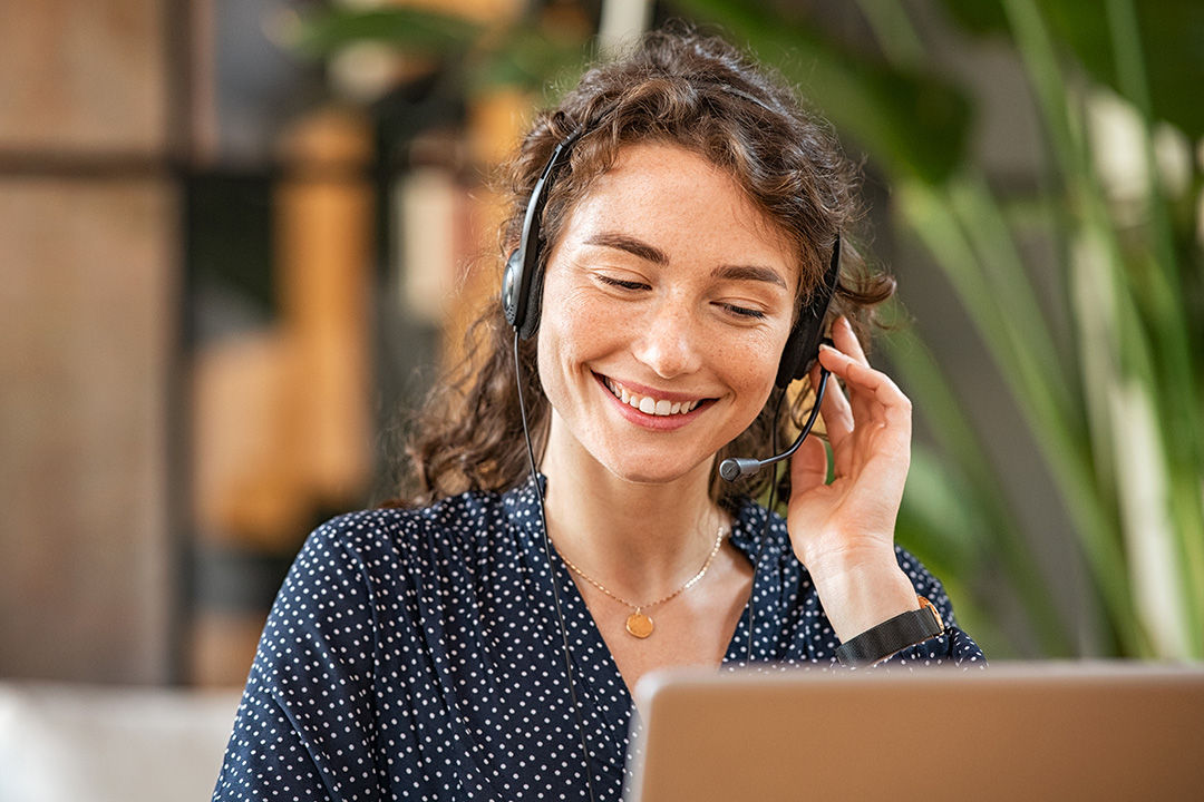 Consultor de asistencia al cliente en un centro de atención telefónica