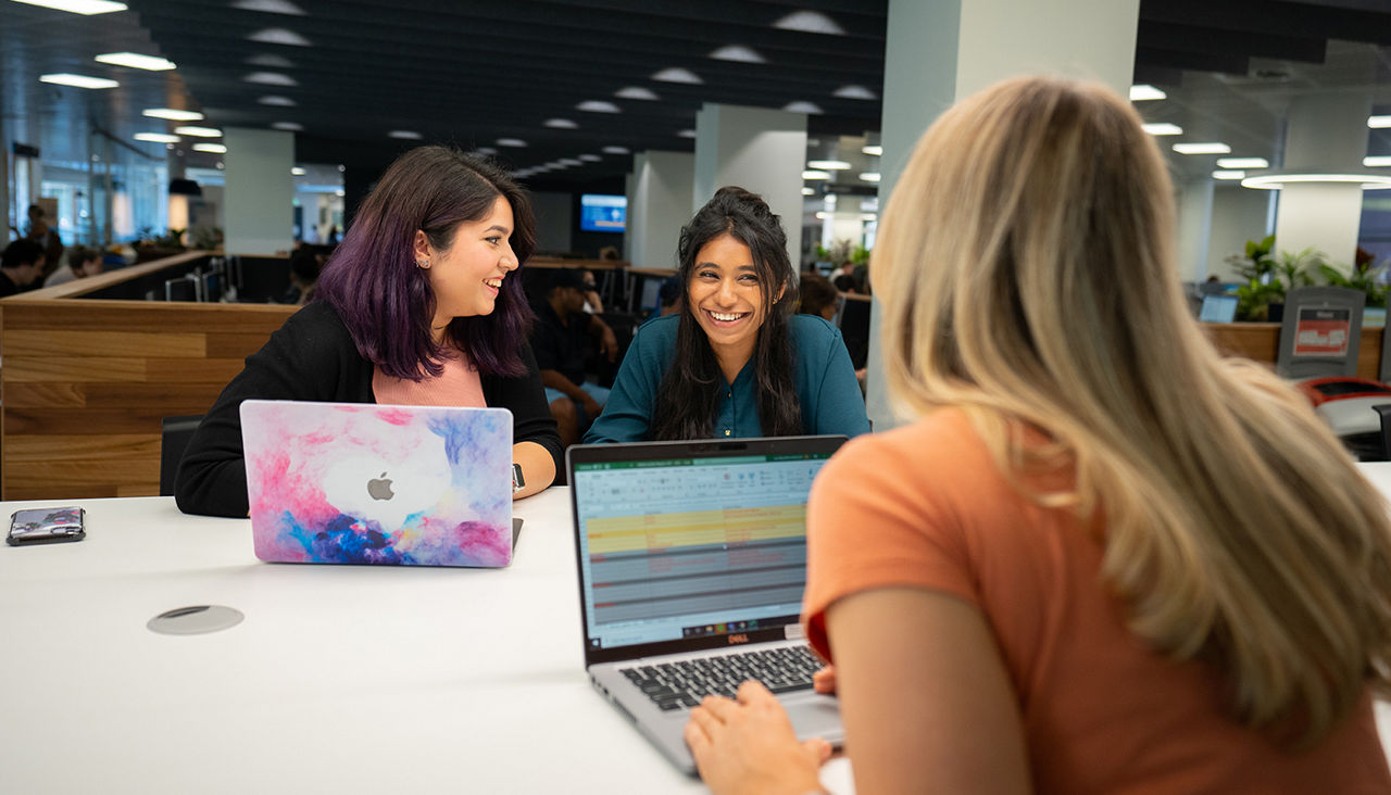 Alunos trabalhando em grupo