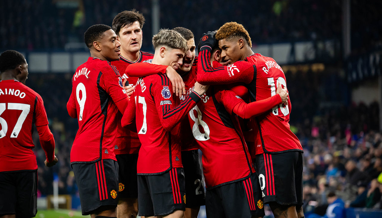 MANCHESTER, ENGLAND – 26. AUGUST: Bruno Fernandes von Manchester United feiert seinen dritten Treffer während des Premier-League-Spiels zwischen Manchester United und Nottingham Forest in Old Trafford am 26. August 2023 in Manchester, England. (Foto: Ash Donelon/Manchester United via Getty Images)