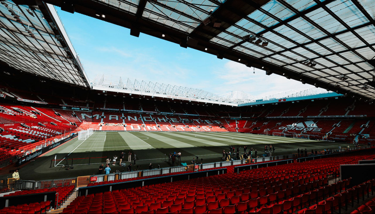 Football team play at old trafford. Памятник на Олд Траффорд. Олд Траффорд реконструкция. Вместимость Олд Траффорд. Олд Траффорд снаружи.