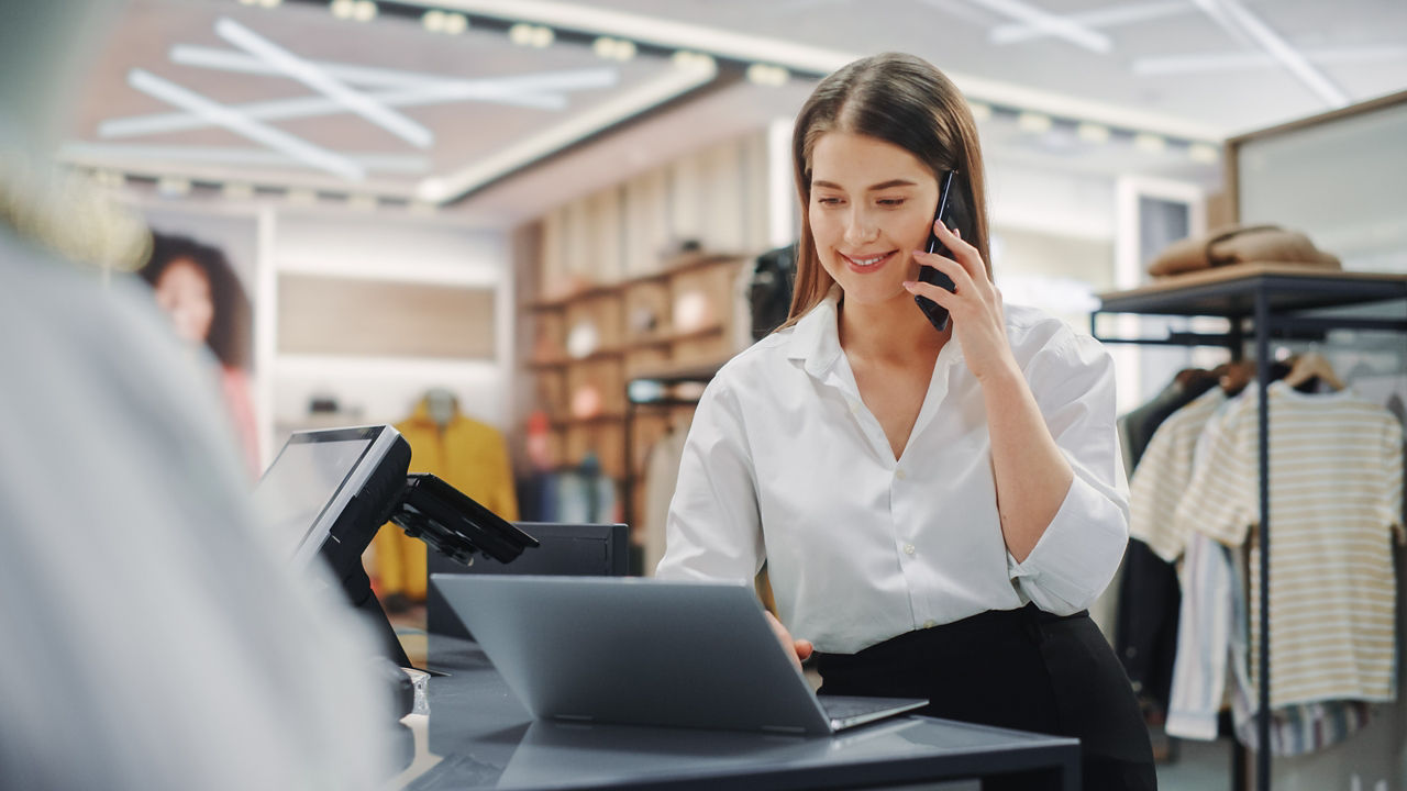 Frau am Telefon, die schnellen Kundensupport im Einzelhandel leistet