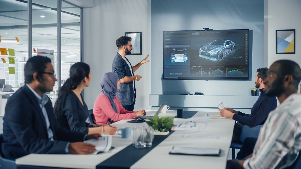 Reunião em sala de conferências de indústria automotiva