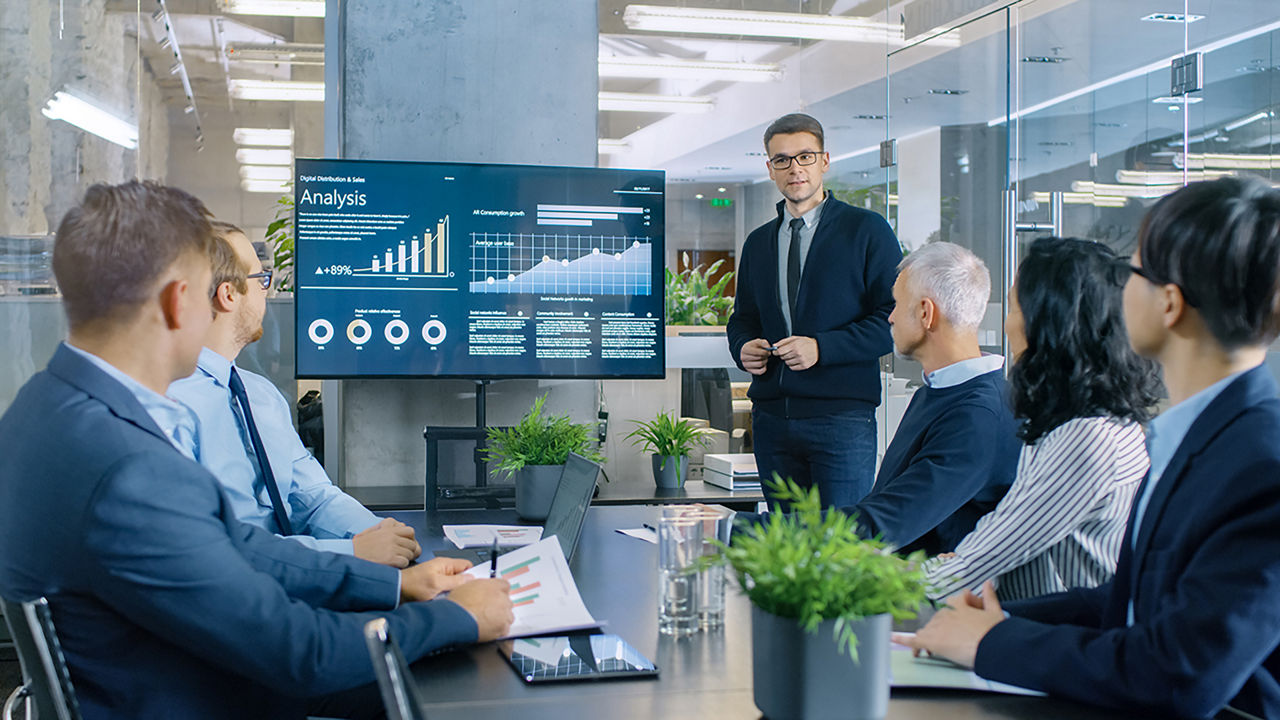 Groep van zakelijke professionals die naar een financiële presentatie kijken