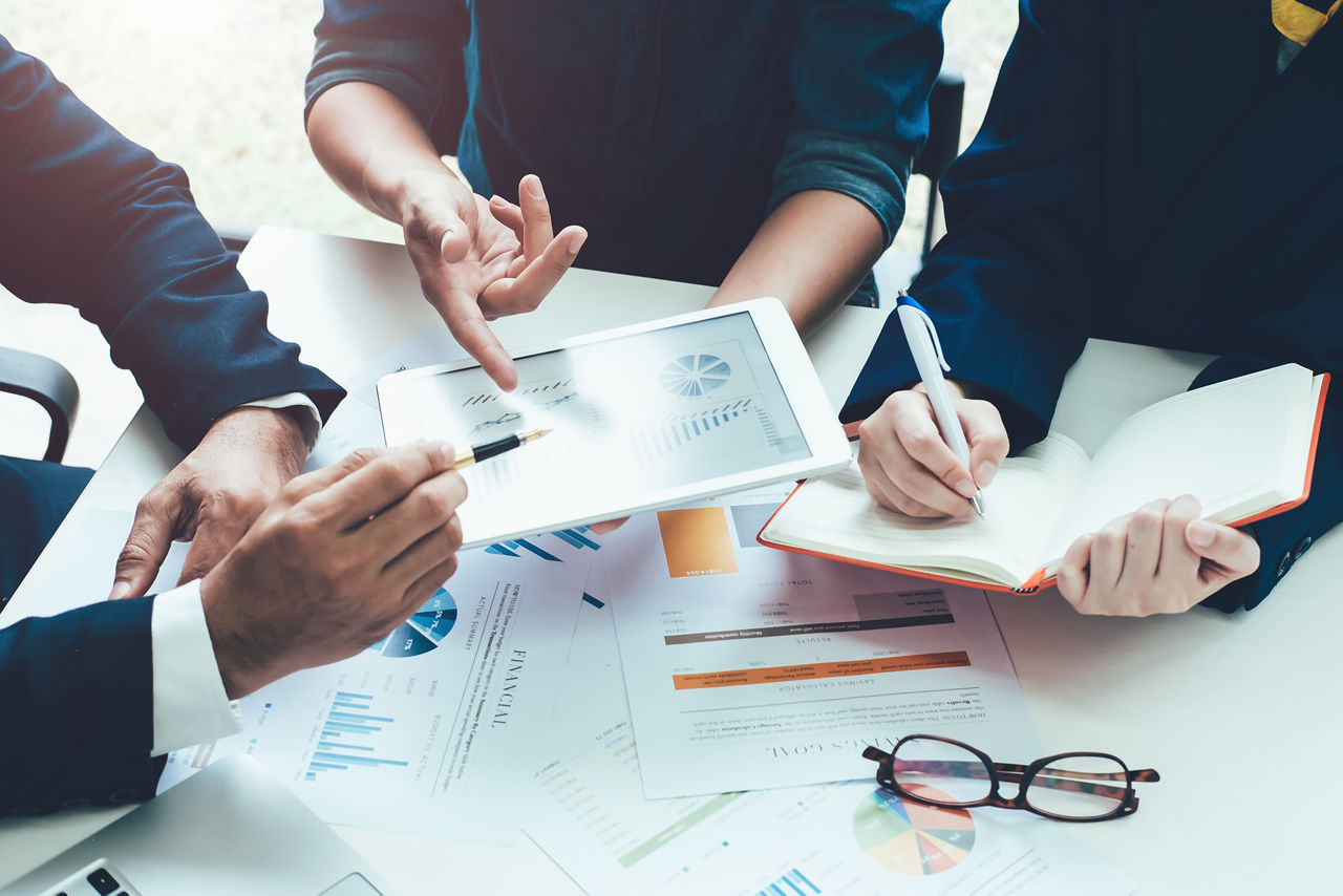 Profesionales trabajando en informes bancarios