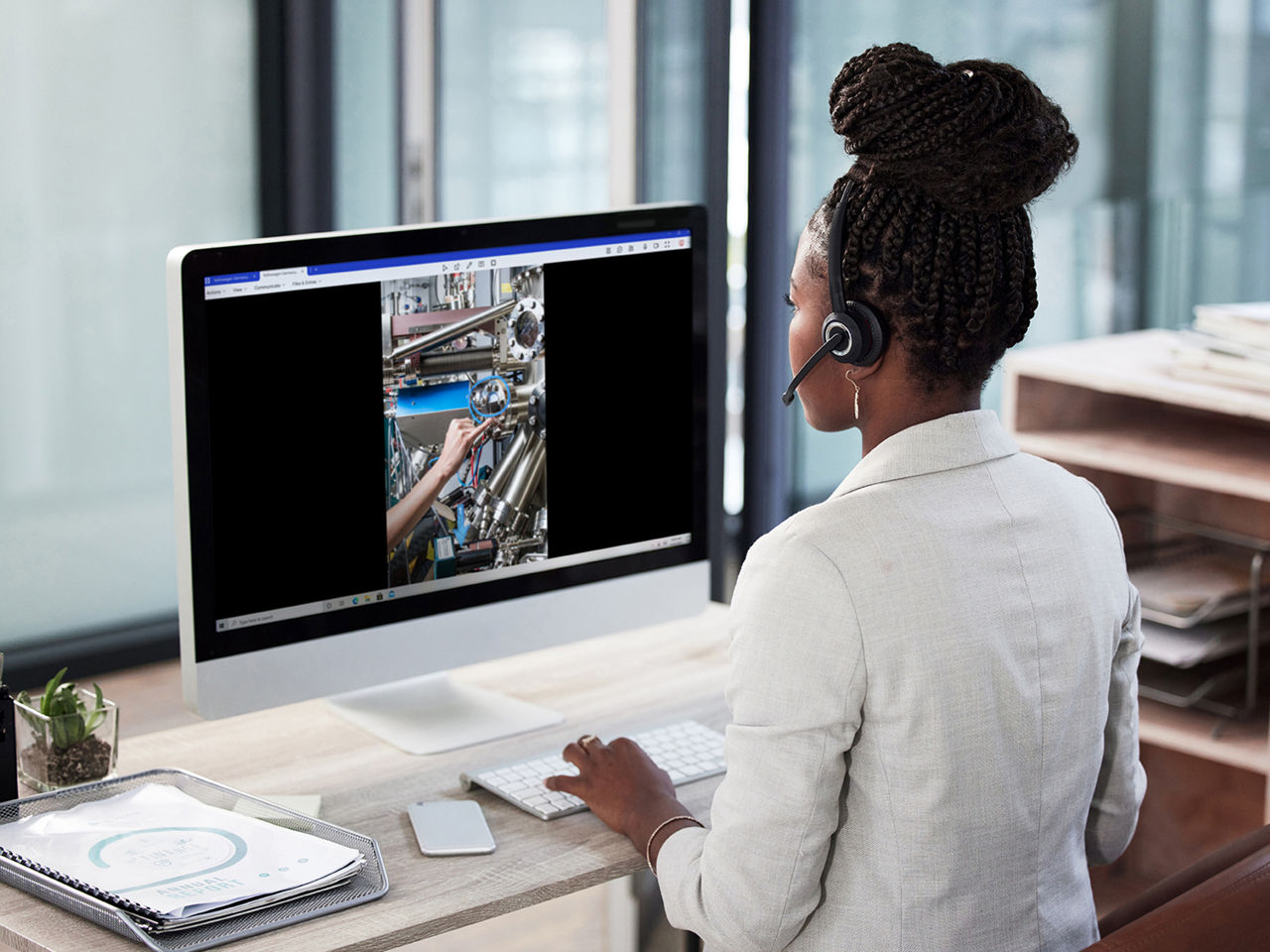 Technicien travaillant sur un compteur électrique avec la réalité augmentée