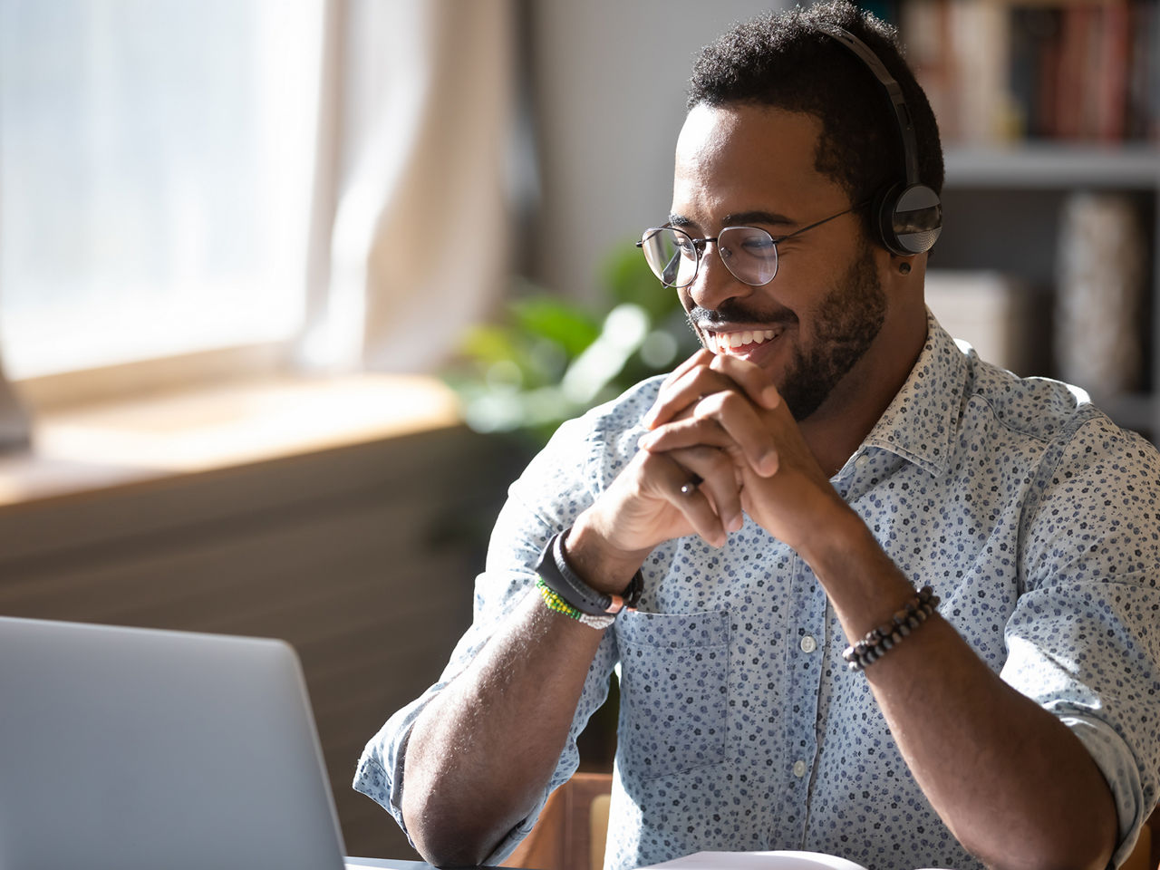 Homem com headset operando um laptop