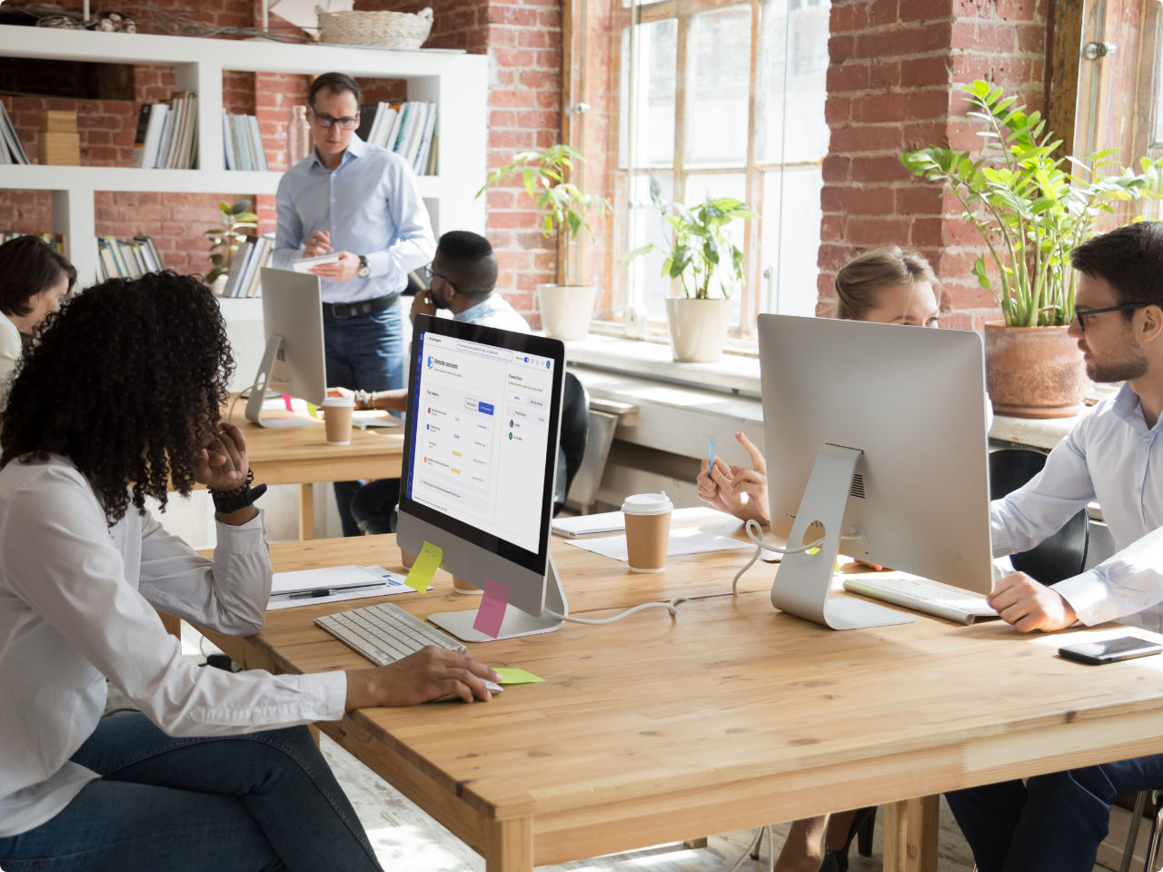 Groupe d’employés dans des bureaux modernes