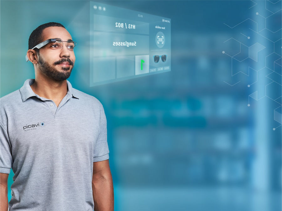 Mann, der Pick-By-Vision Smart Glasses trägt