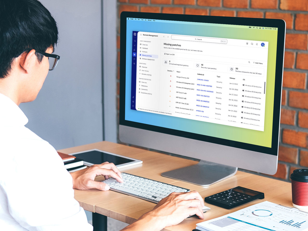 Man using TeamViewer Patch Management on computer