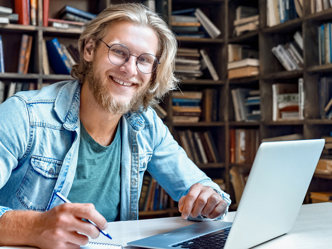 Student die werkt op laptop met educatieve TeamViewer-licentie