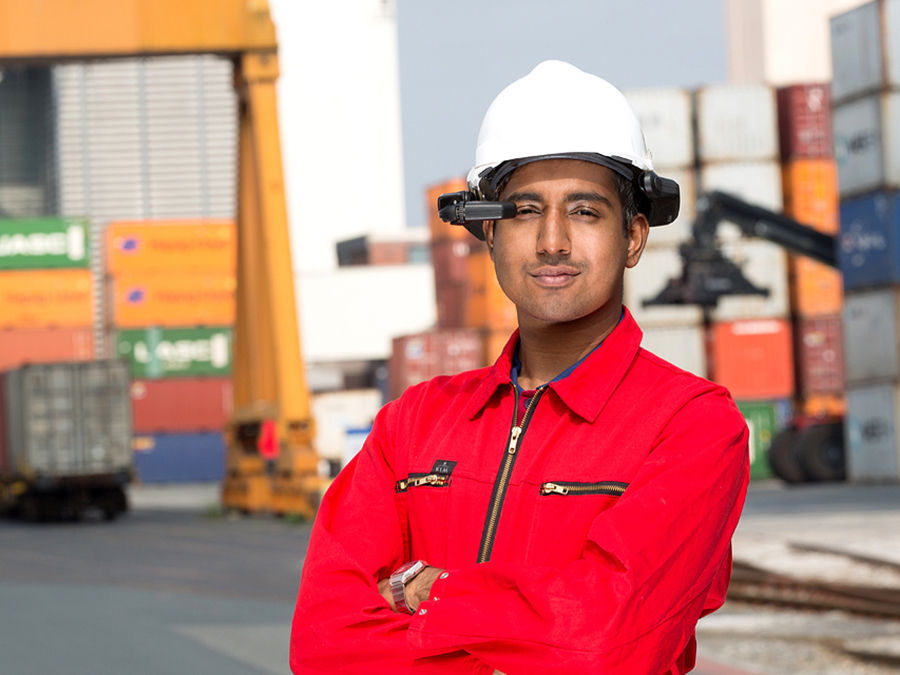 Dock worker with smart glasses