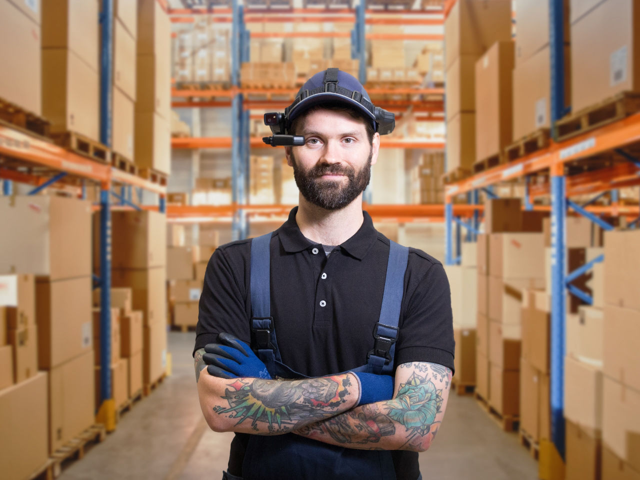 employee using vision picking in warehousing and logistics to optimize inventory