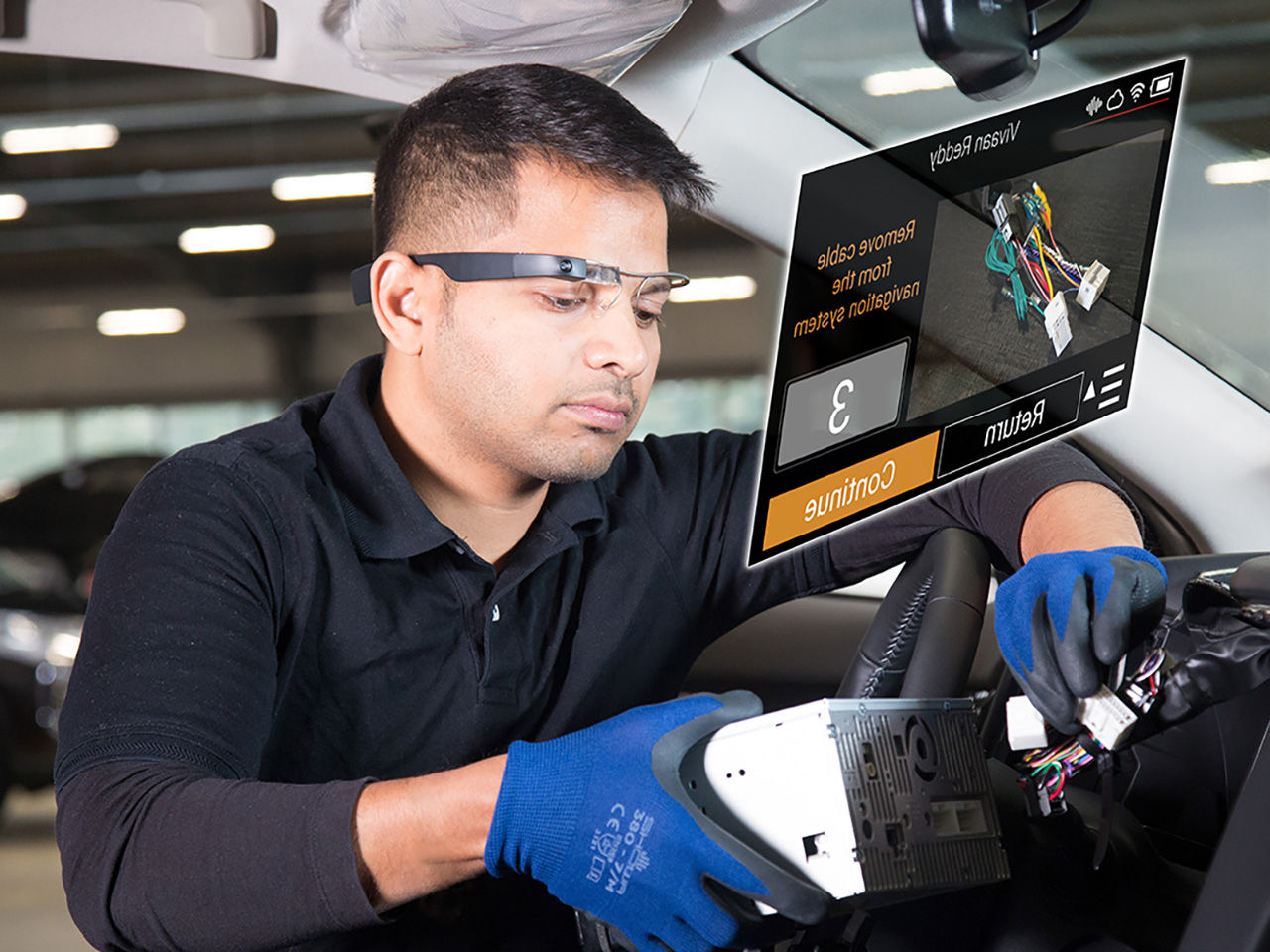 Механик выполняет работы на автомобиле, используя технологию дополненной реальности