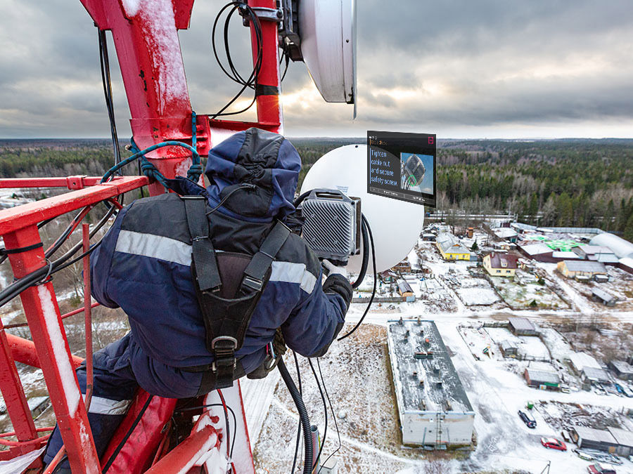 Technicien d’assistance sur site utilisant la réalité augmentée