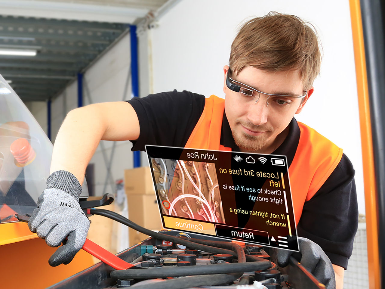 Mechaniker bei Reparatur mit Augmented Reality
