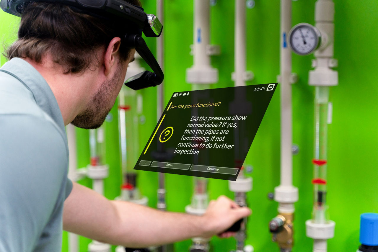 Mechaniker bei Reparatur mit Augmented Reality