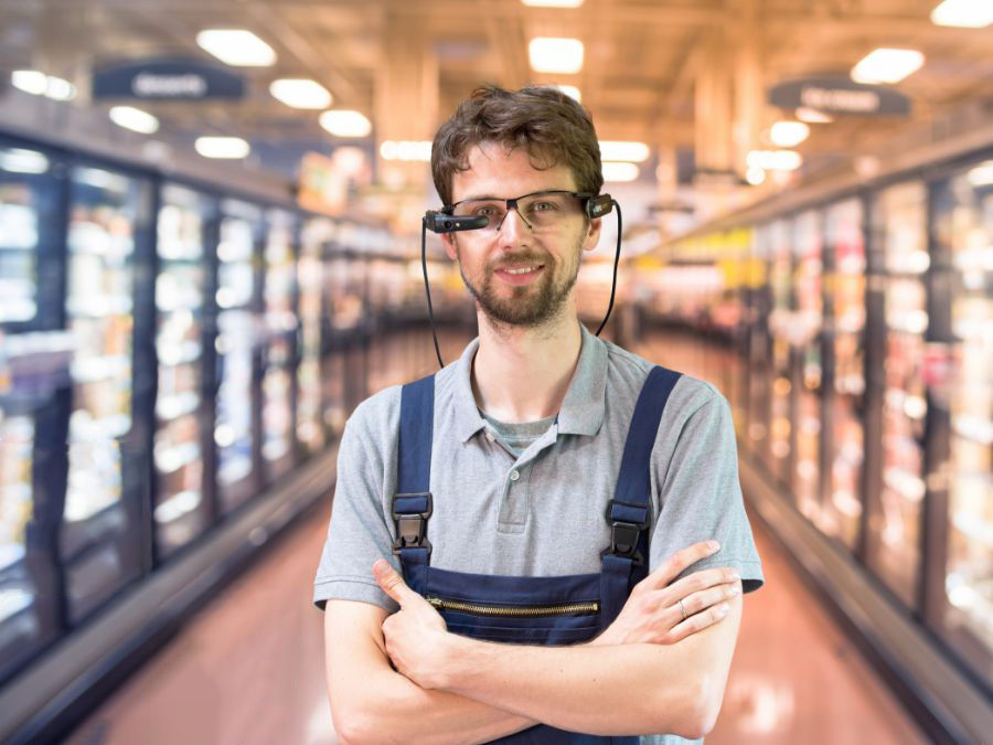Homem usando smart glasses em uma loja de conveniências