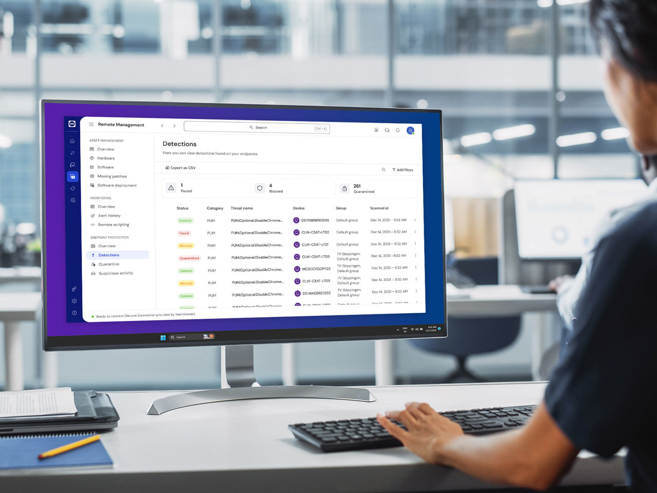 Person, die TeamViewer Endpoint Protection auf ihrem Computer verwendet