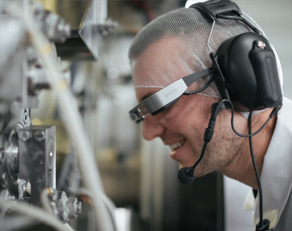Homem realizando auditoria visual com dispositivo wearable