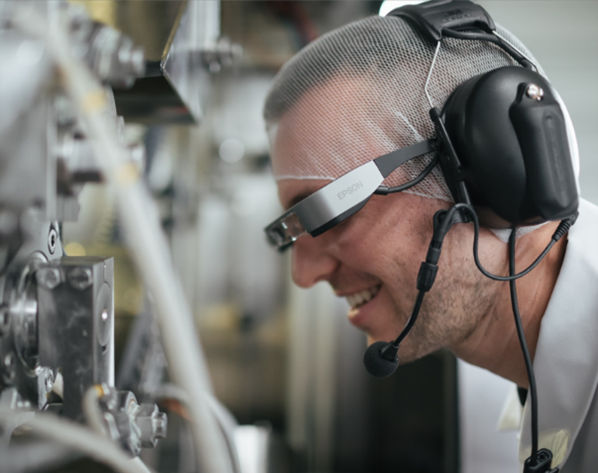 Hombre realizando una auditoría visual con tecnología vestible