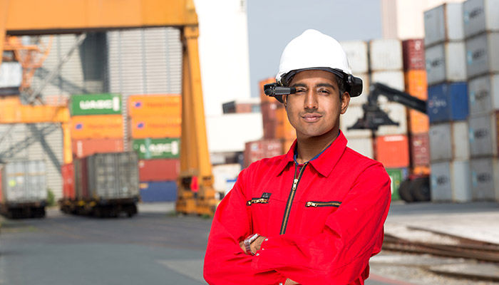 Trabajador portuario con gafas inteligentes