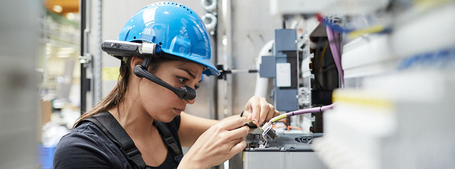 Specialista al lavoro su un macchinario