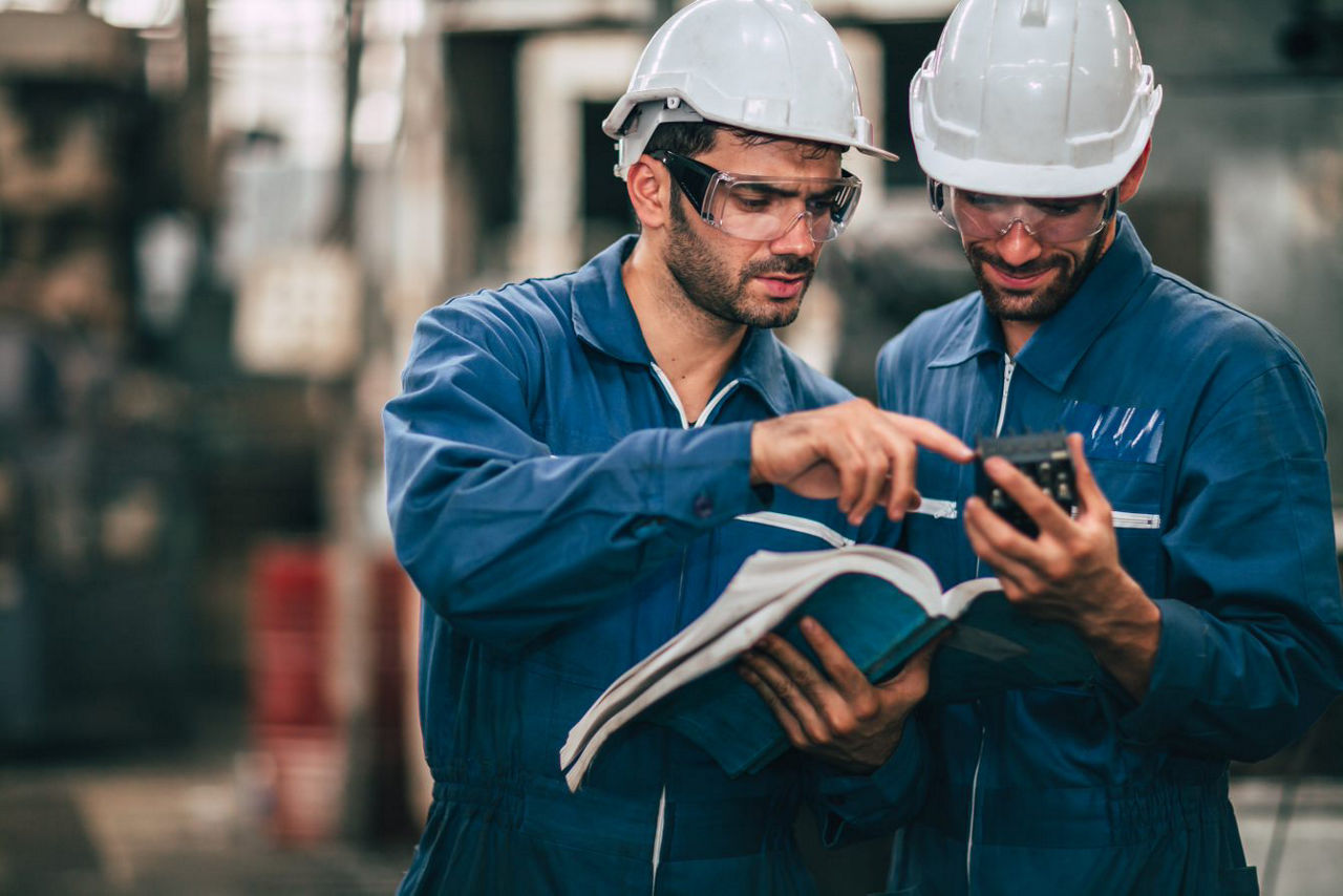 Especialistas em produtos consultando um manual