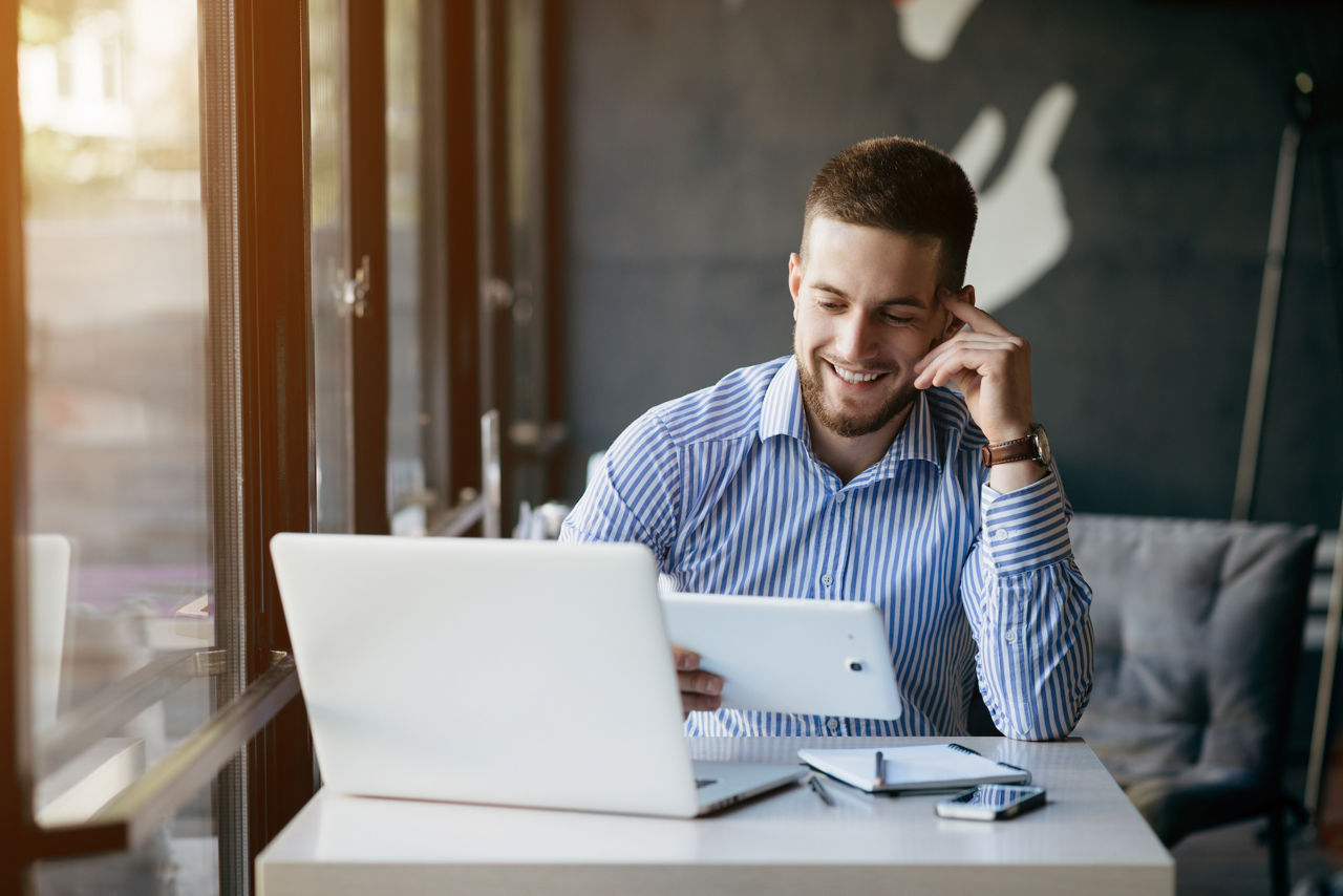 Homem conectado à moderna cibertecnologia trabalhando em um projeto