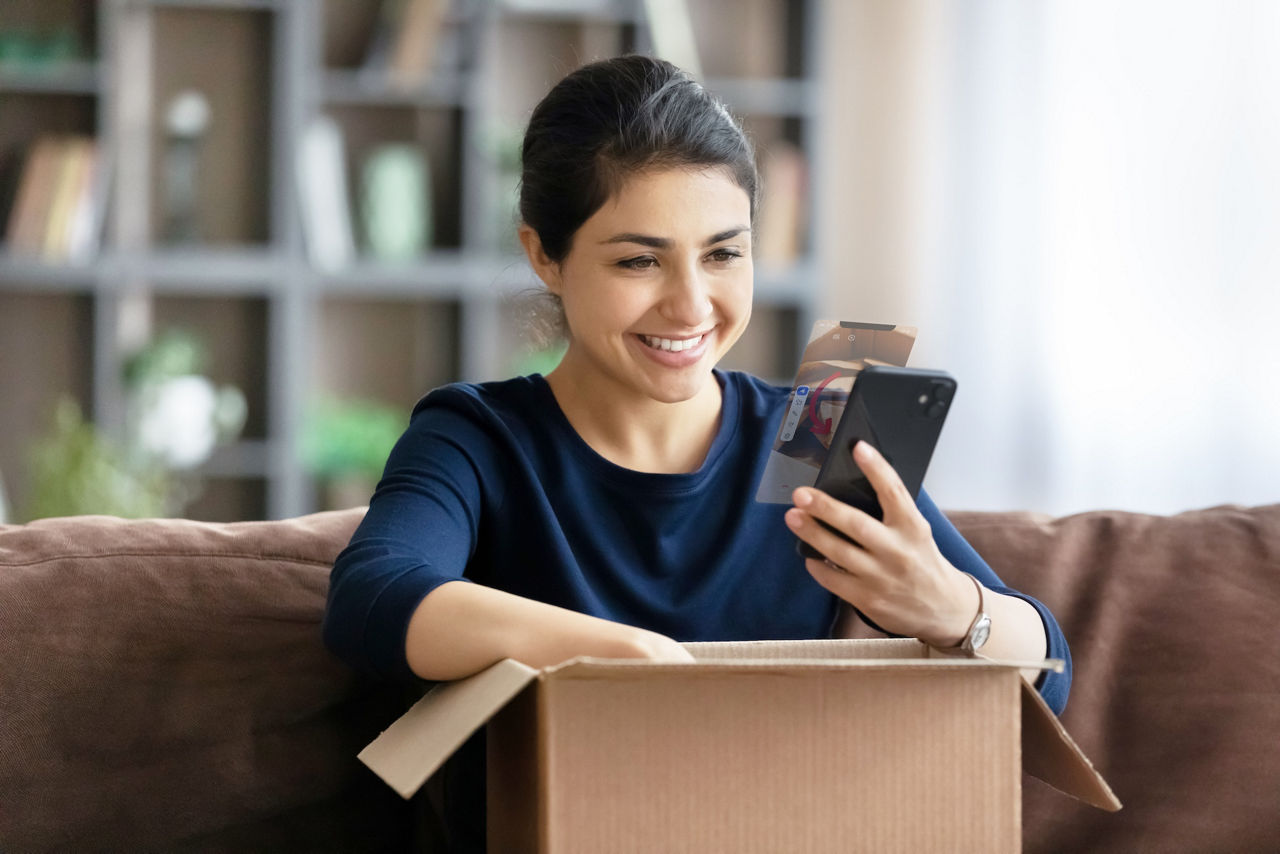 Mujer recibiendo asistencia con Assist AR para desempaquetar nuevo hardware