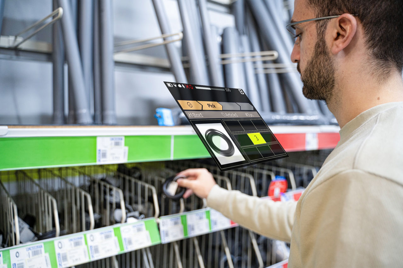 Mann, der Google Glasses mit einer Frontline-Pick-Lösung trägt