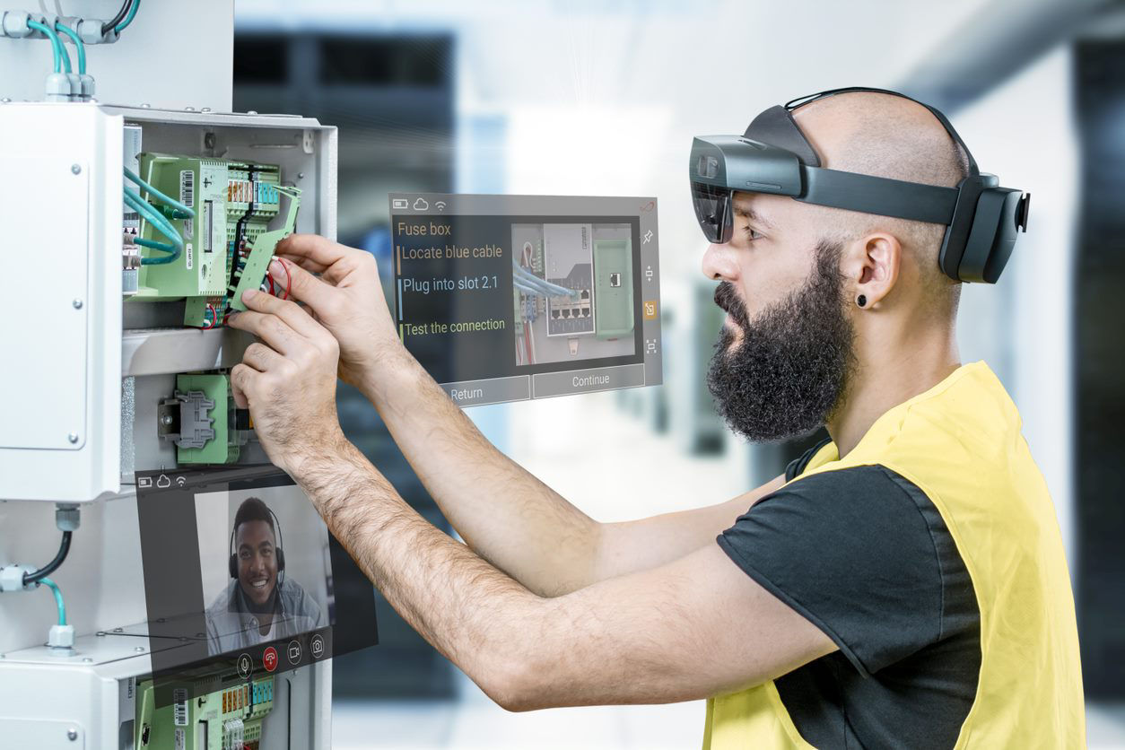 Trabajador portuario con gafas inteligentes