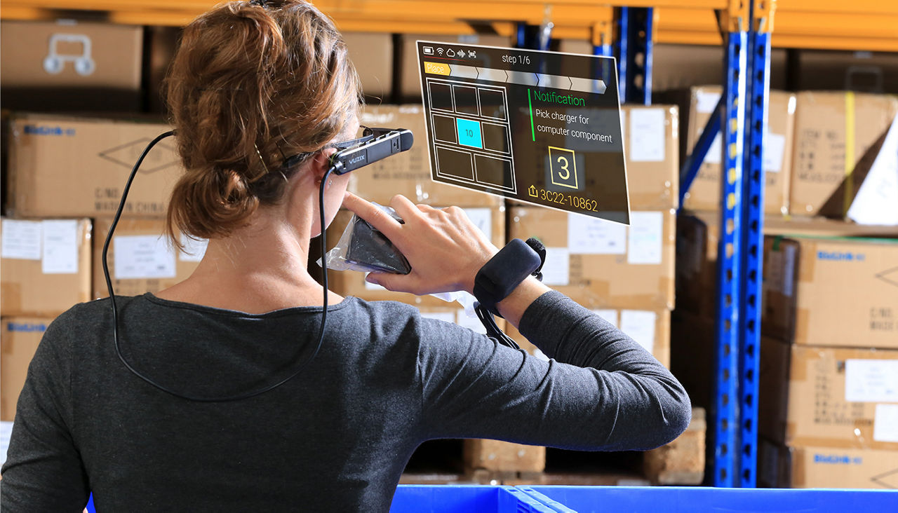 Mujer con gafas inteligentes recolectando pedidos