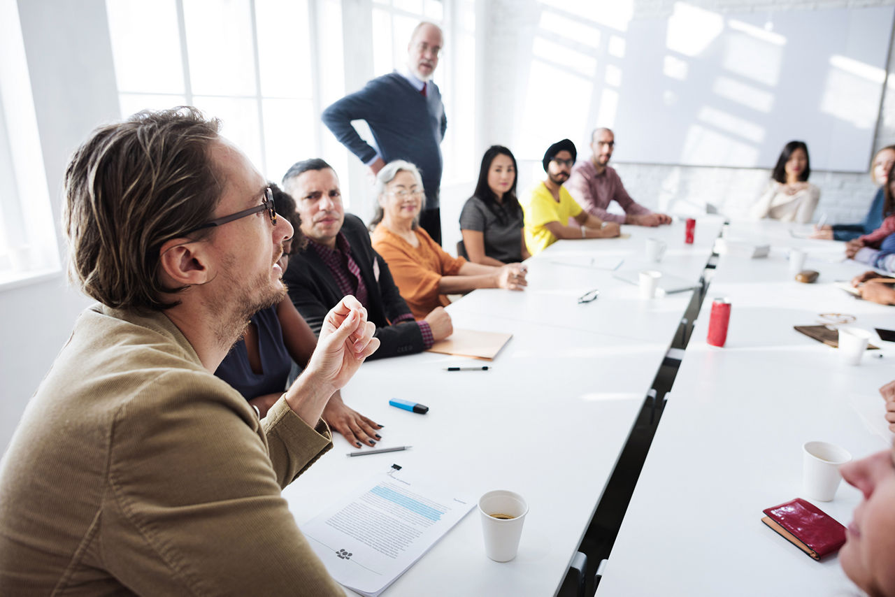 Eine Gruppe von Lehrkräften in einem Meeting