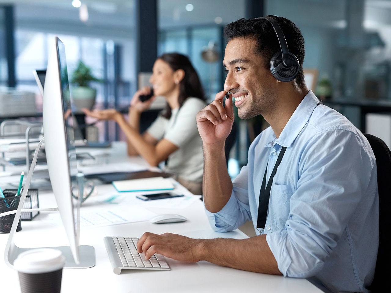 Hombre brindando atención al cliente con auriculares