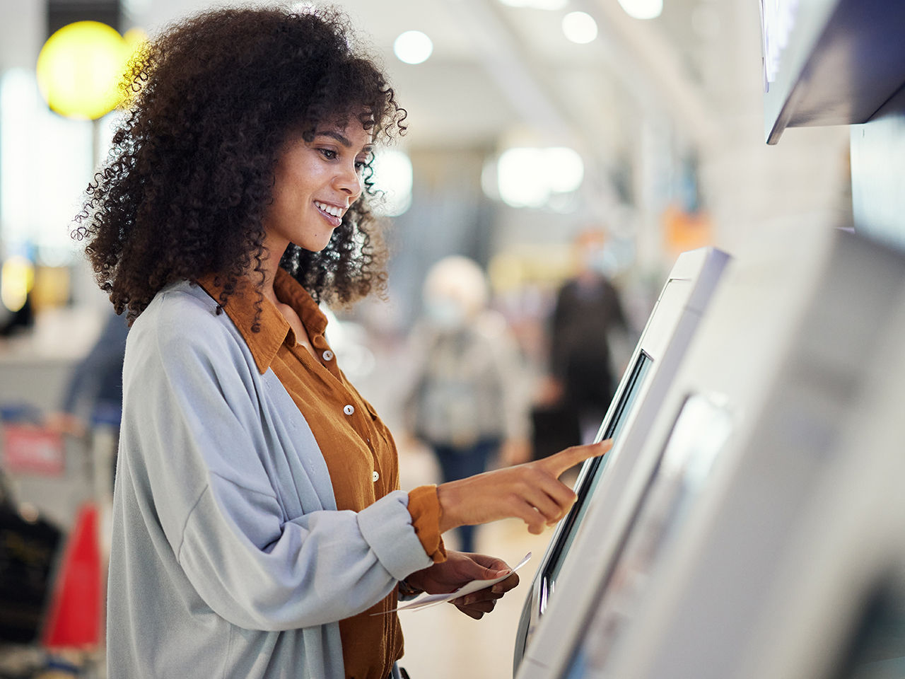 Vrouw die communiceert met een selfservice-apparaat