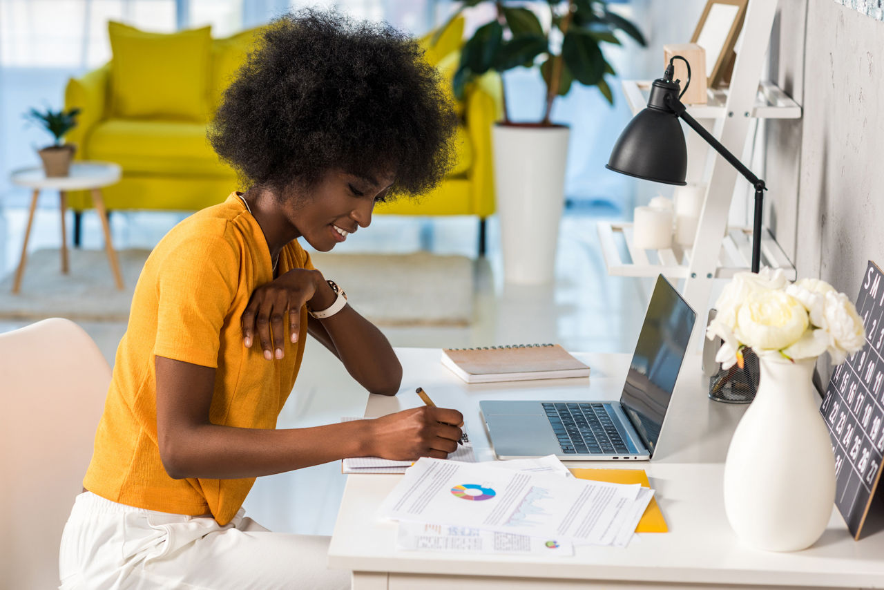 Vrouwelijke freelancer die thuis werkt