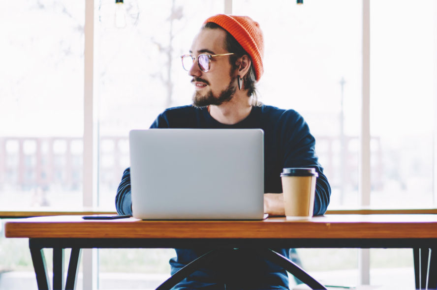 Homme télétravaillant depuis un café