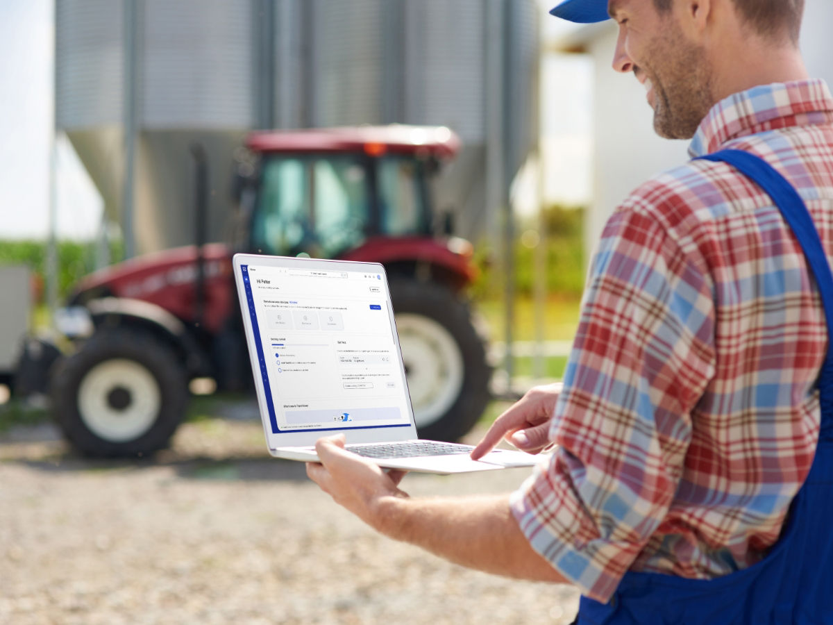 Landwirt, der über TeamViewer Remote vernetzt ist