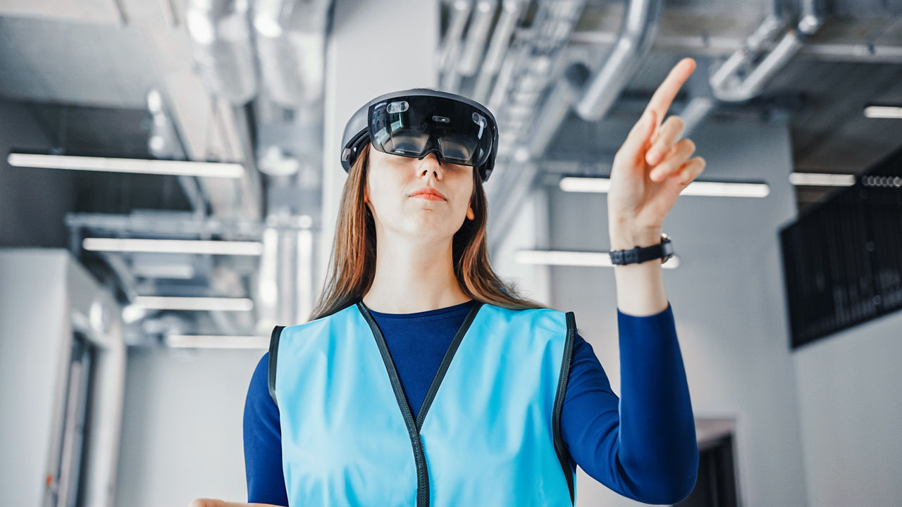 Mujer utilizando gafas inteligentes